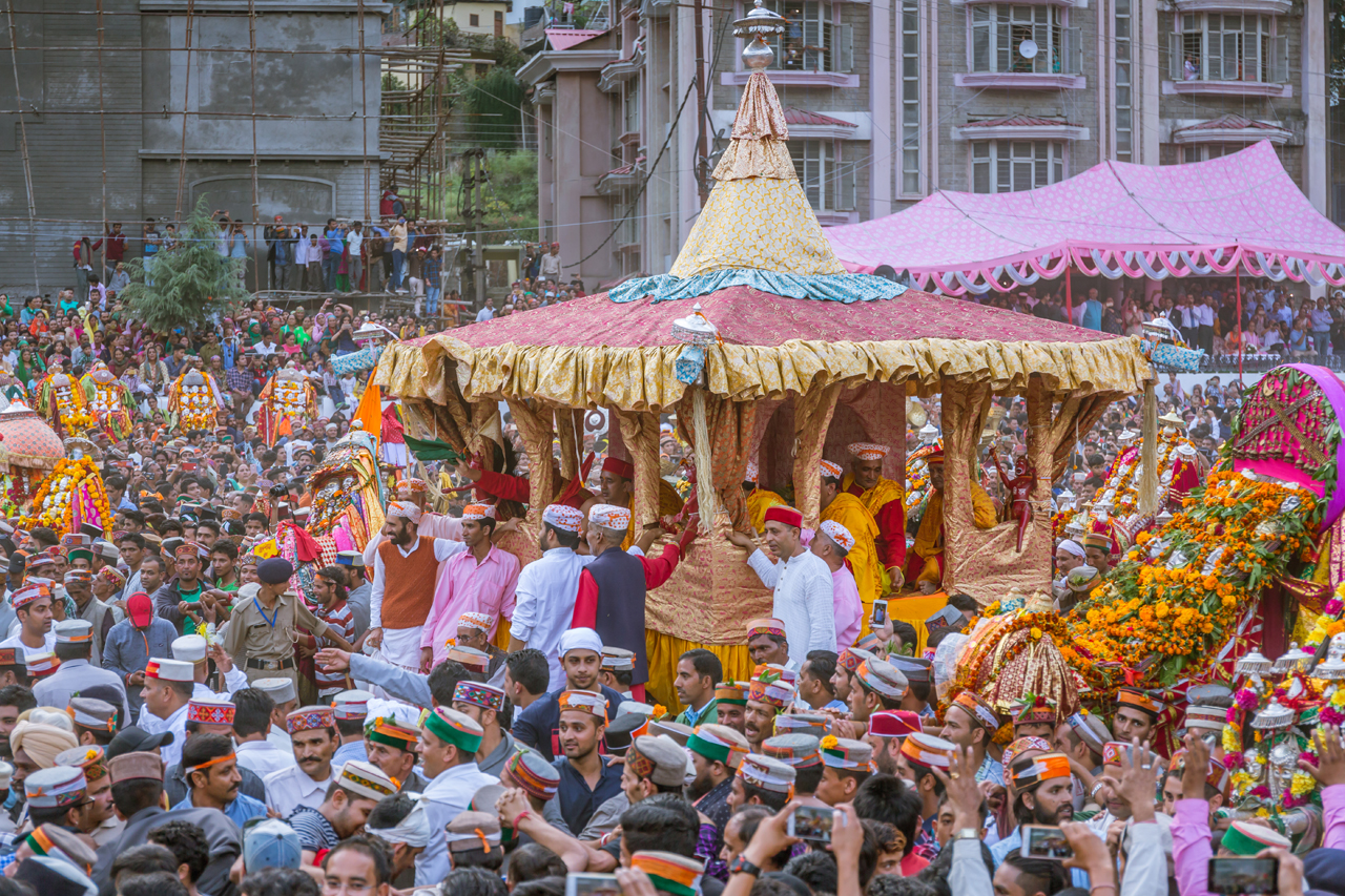 In Kullu Dussehra - Gods' Own Get-Together, the chariot moves