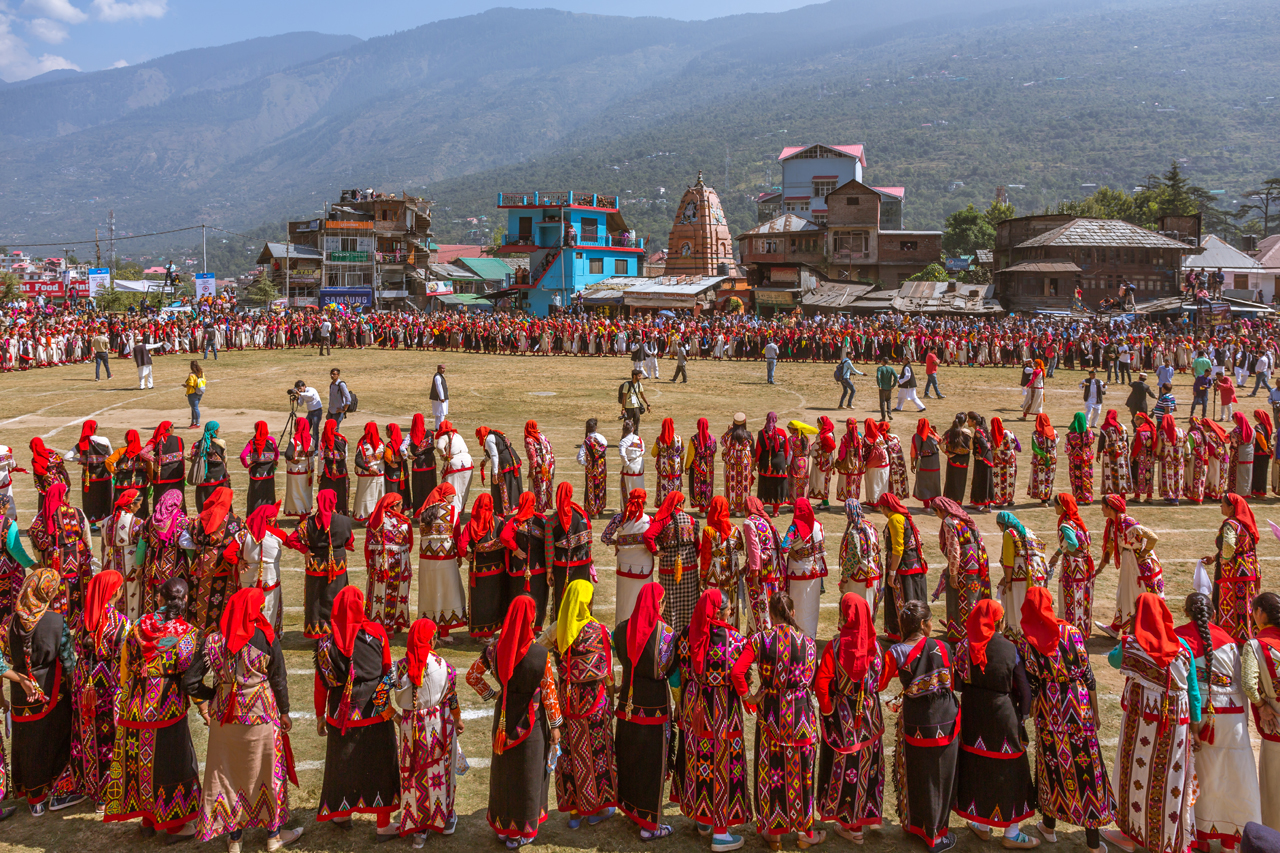 Hundreds of Naati dancers at Kullu Dussehra - Gods' Own Get-Together