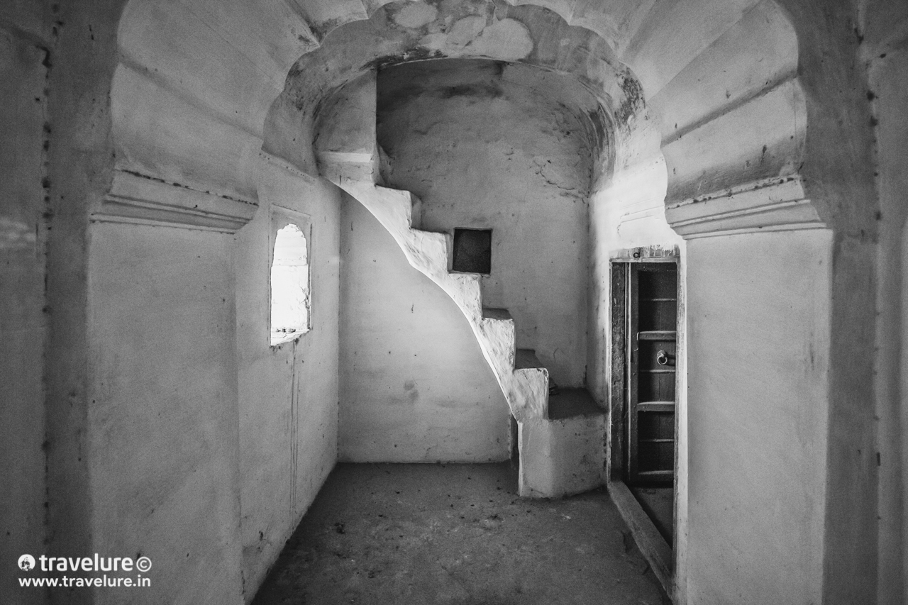 A staircase in Bikaji ki Tekri. Narendra Bhawan Bikaner – An Ideal Haveli doesn't have such dangerous stairways