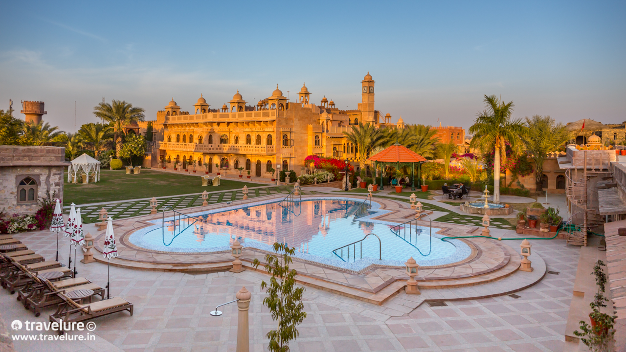 WelcomHotel Khimsar Fort & Dunes - On both sides of this mound, there lay a grey-ish amoeboid water body. The banks farther away from us were carpeted with thousands of birds constantly buzzing around in a slow Brownian motion! - Flying Through The Sands - Travelure © #SandDunes #DemoisellesCranes #KhajurahoOfRajasthan #Khichan