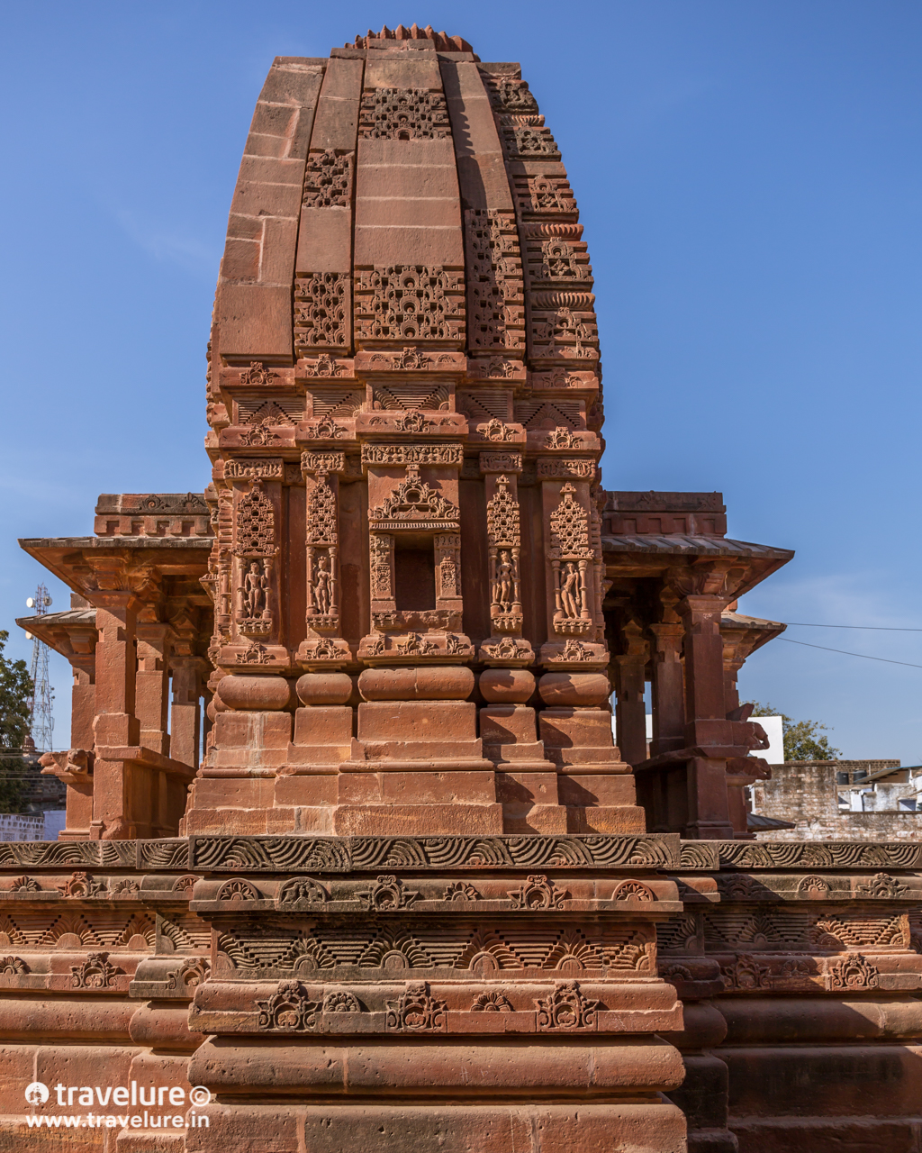 Pipladevi Temple at Osian - On both sides of this mound, there lay a grey-ish amoeboid water body. The banks farther away from us were carpeted with thousands of birds constantly buzzing around in a slow Brownian motion! - Flying Through The Sands - Travelure © #SandDunes #DemoisellesCranes #KhajurahoOfRajasthan #Khichan