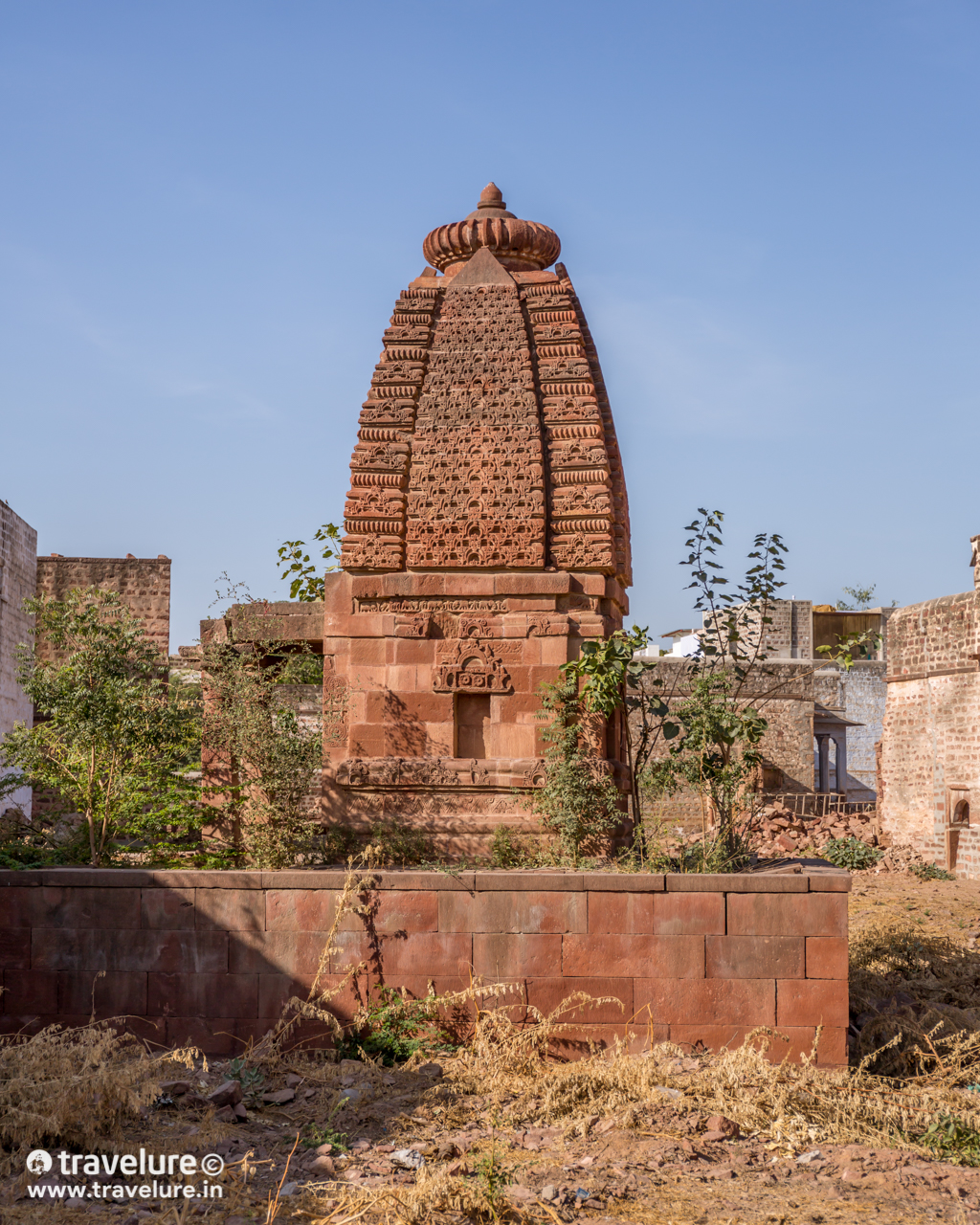 Shiv Temple at Osian - On both sides of this mound, there lay a grey-ish amoeboid water body. The banks farther away from us were carpeted with thousands of birds constantly buzzing around in a slow Brownian motion! - Flying Through The Sands - Travelure © #SandDunes #DemoisellesCranes #KhajurahoOfRajasthan #Khichan