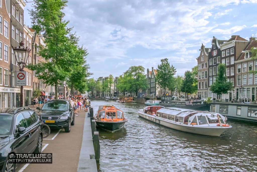 Cruising around on Prinsengracht - one of the canals of Amsterdam Netherlands - Travelure ©