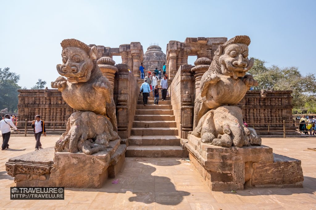 Two lions welcome you as you enter the Sun Temple Complex - Travelure ©