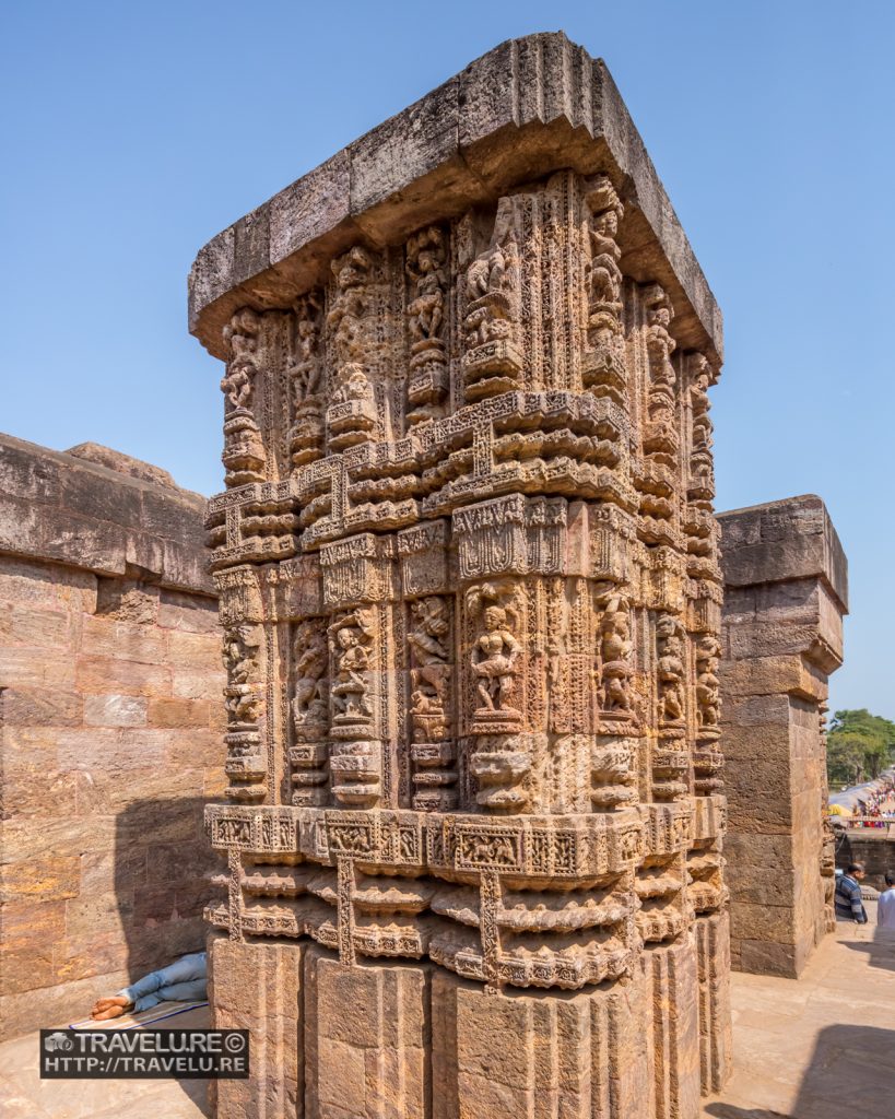 One of the carved pillars in the entrance hallway - Travelure ©