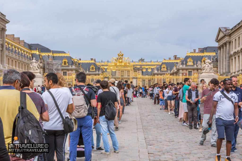 A snaking queue outside Château de Versailles Near Paris France - Travelure ©