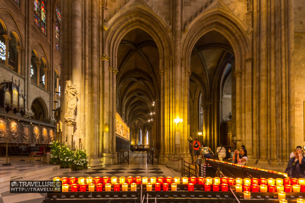 Space provided where devotees may light candles or lamps in Notre-Dame - Travelure ©