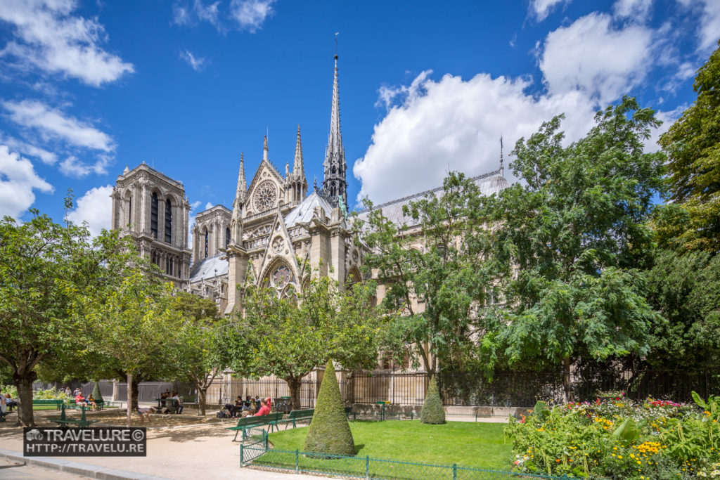 Notre-Dame as seen from the gardens in the south along the North bank of Seine - Travelure ©