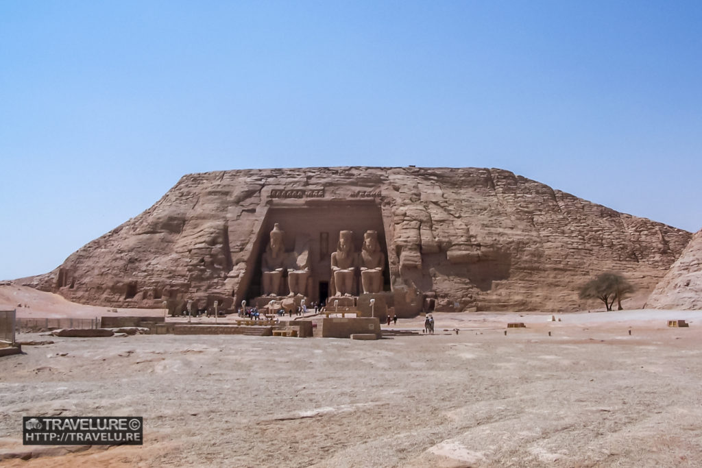 4 guards outside the Temple of Ramesses II. Each guard is 20 metre tall, and the temple is dedicated to Amon-Ra, Ra-Harakhte, and Ptah. It also deifies Ramesses II. 