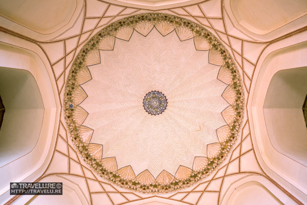 Chevron motif on the ceiling decoration of the main dome - Travelure ©