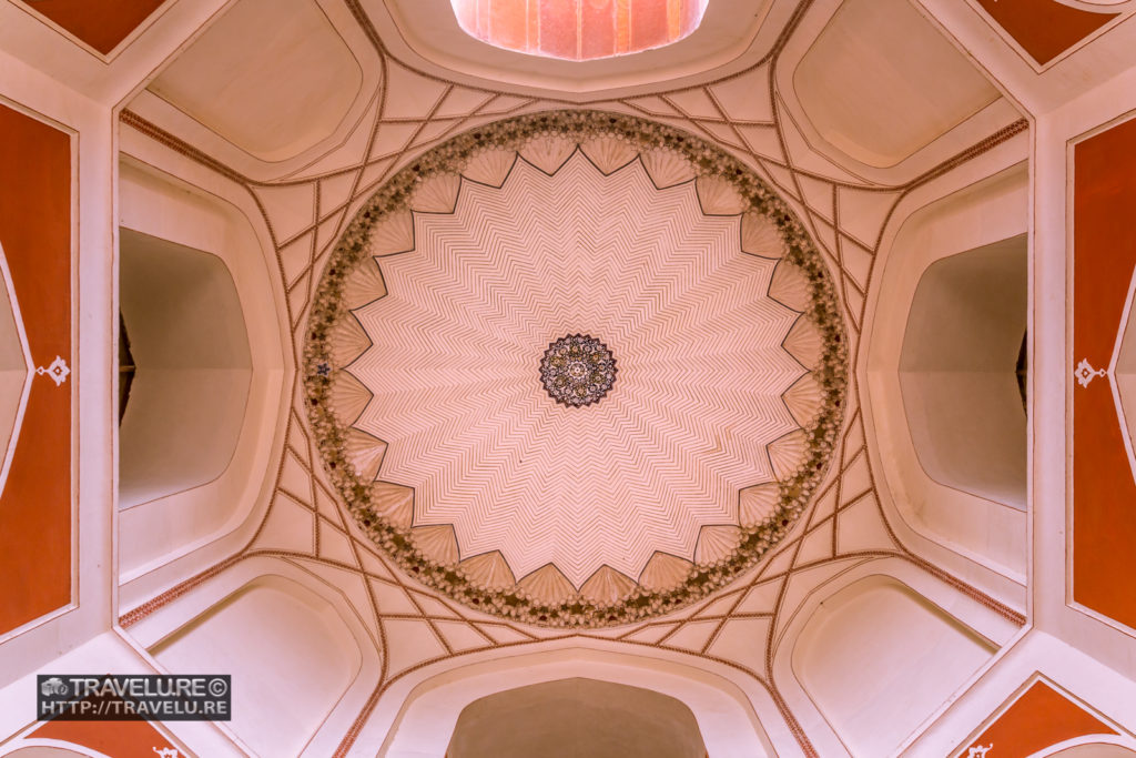 Another decorative ceiling of one of the ancillary chambers of the mausoleum - Travelure ©