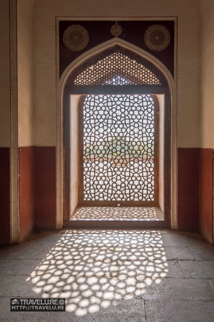 Intricate Lattice screen (Jaali) in Humayun Tomb - Travelure ©