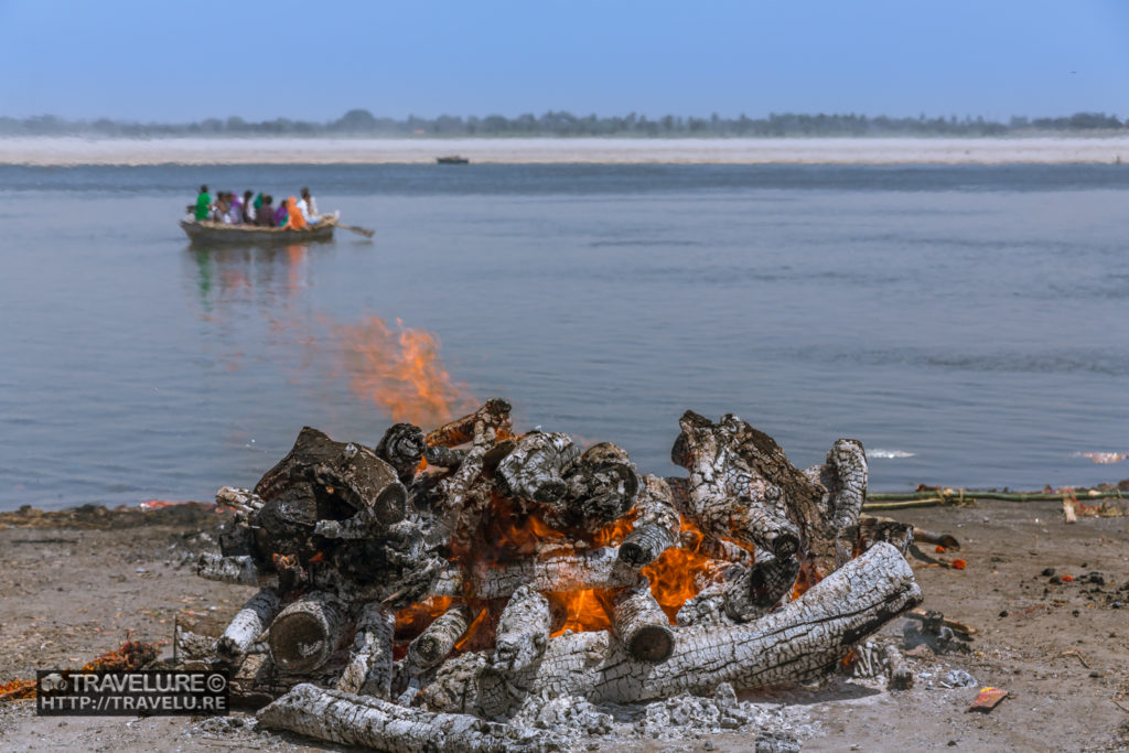 Cremation at Manikarnika Ghat - Hindus consider it a portkey to heaven. - Travelure ©