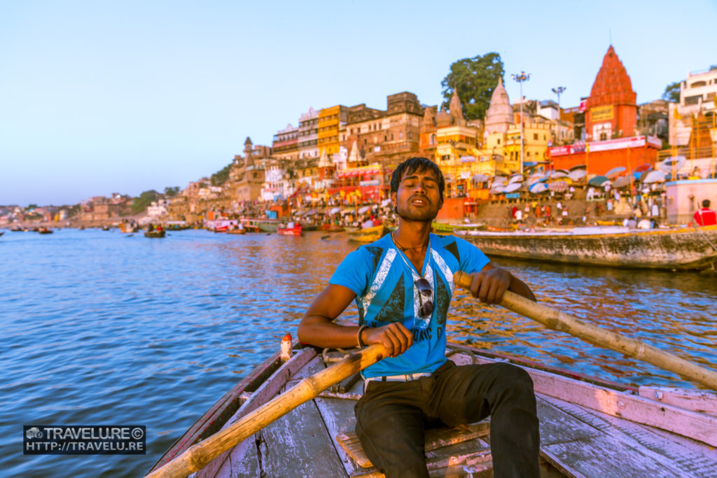 A boatman rows us during our early morning boat ride over River Ganga in Varanasi. - Travelure ©