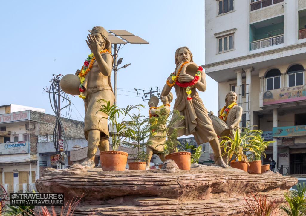 The roundabout near Kabir Math has statues depicting his teachings - Travelure ©