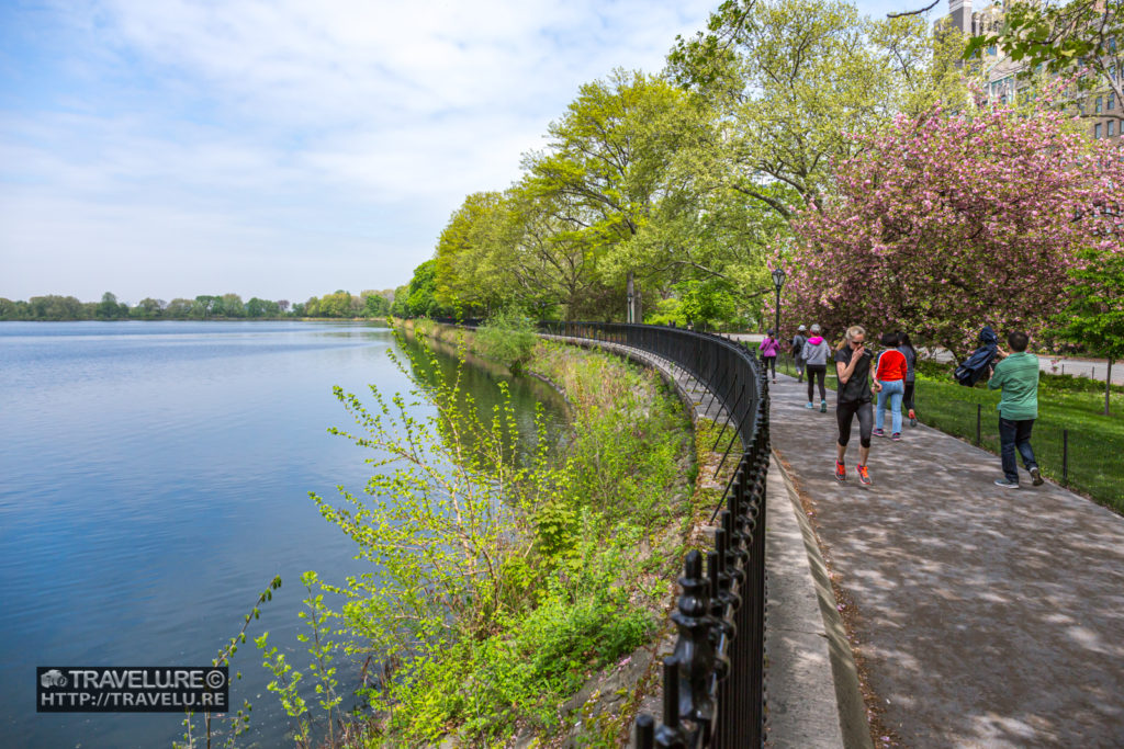 The peripheral path around the Jacqueline Kennedy Onassis Reservoir - a walkers' haven - Travelure ©