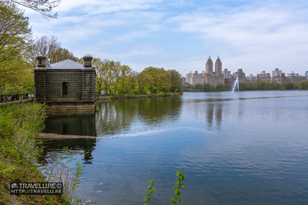 Jacqueline Kennedy Onassis Reservoir and the skyline beyond - Travelure ©