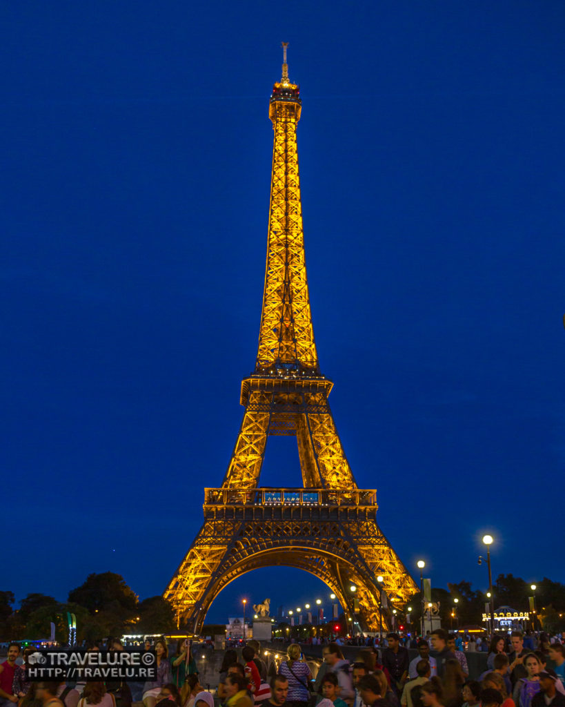 Eiffel Tower at the blue hour - Travelure ©