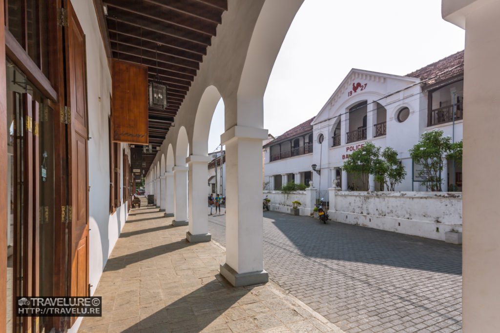 Period building inside the fort line the clean pathways - Travelure ©