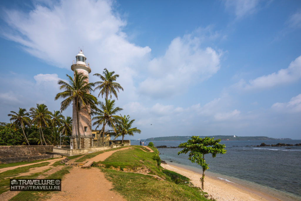 Lighthouse surrounded by coconut trees on the fort's bastion - Travelure ©