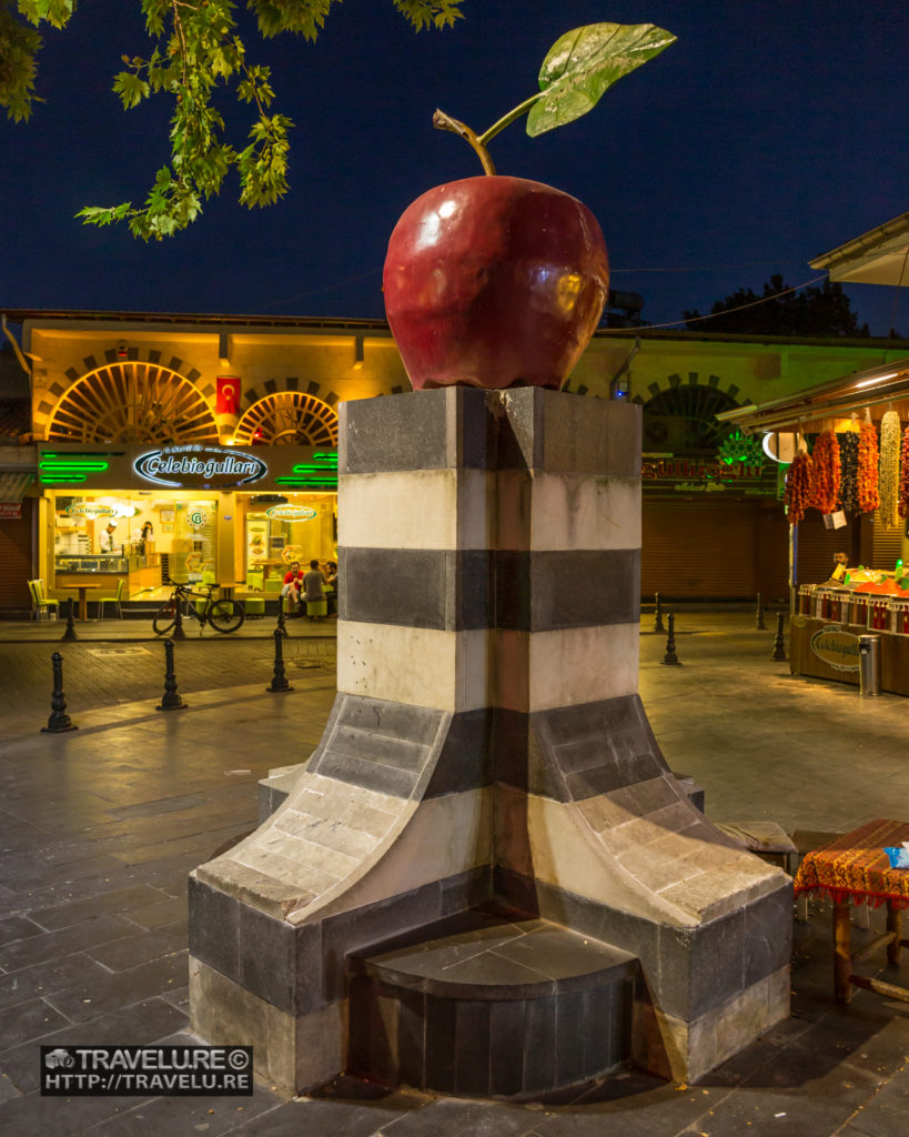 A statue of apple adorns a city market square in Gaziantep. What else can you expect in a UNESCO Gastronomy Creative City? - Travelure ©