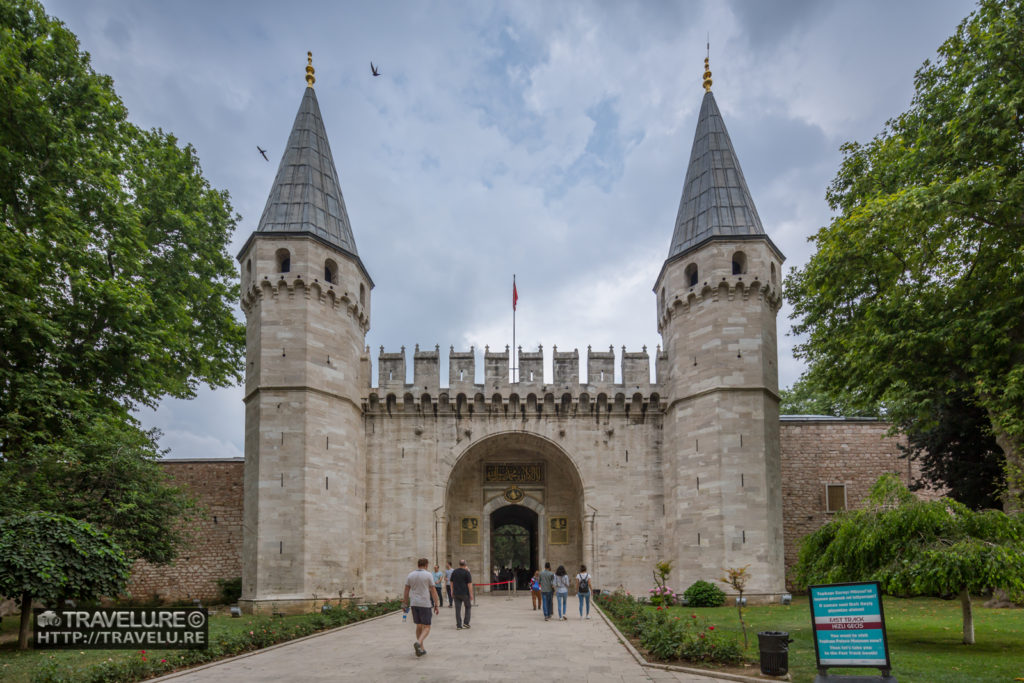 The distinctive conical towers of the Gate of Salutation bear a typical Byzantine imprint - Travelure ©