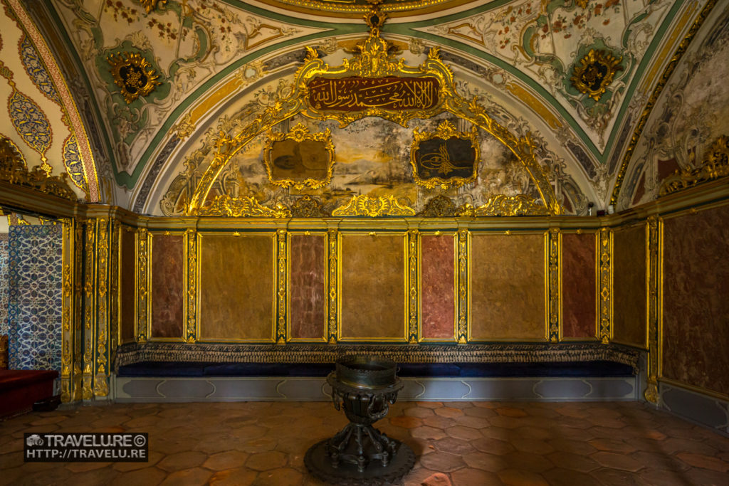 Imperial Council,  Dîvan-i Hümâyûn (The Domed Chamber in Courtyard II of Topkapi Palace). Check out the elaborate gilded bas relief work! - Travelure ©