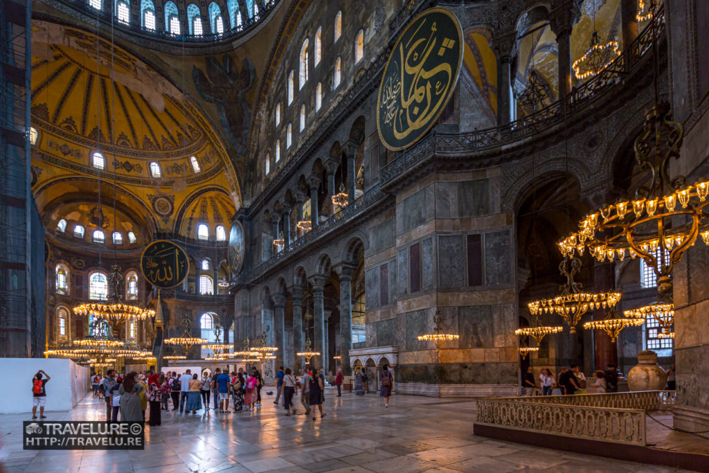 The cavernous hall of Hagia Sophia - Travelure ©