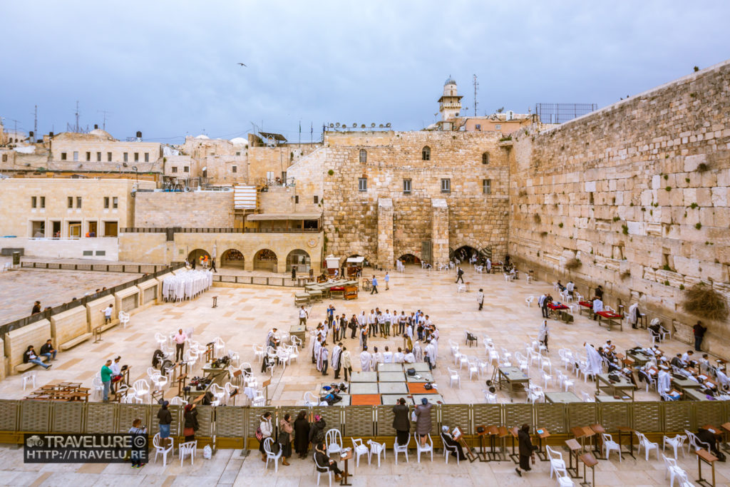 Jewish ritual in progress at the Western Wall - Travelure ©