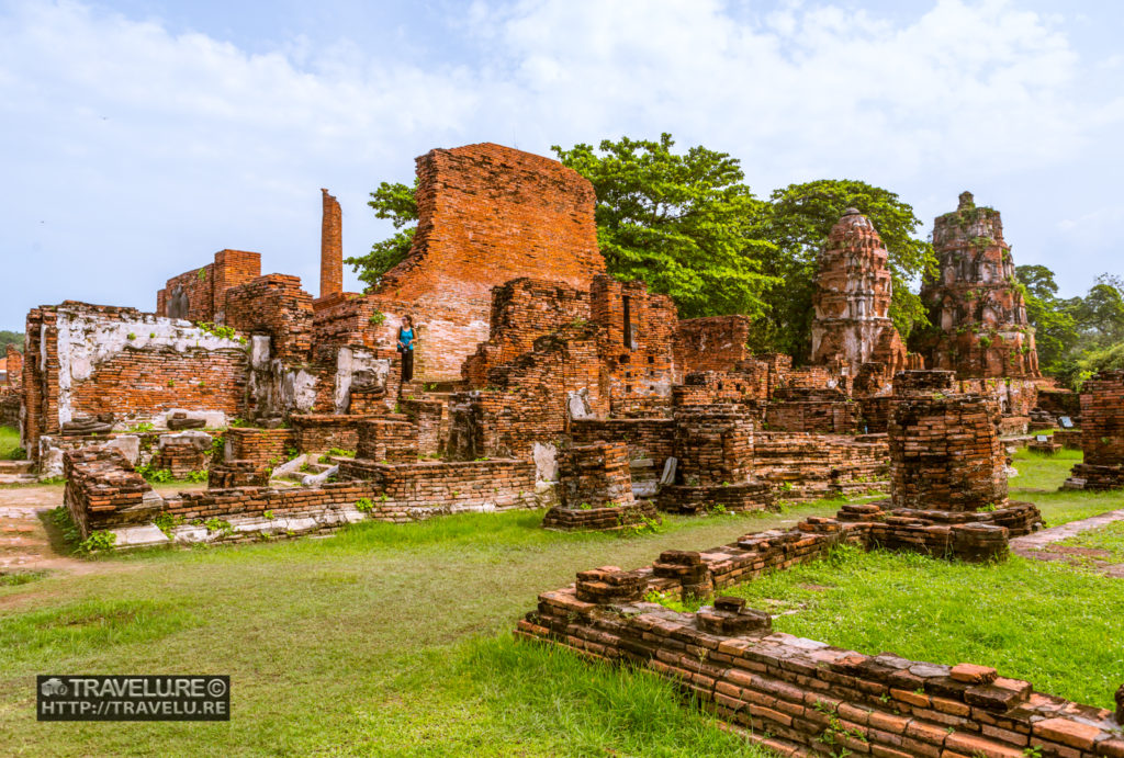 Ruins of Wat Mahathat and other temples in Ayutthaya. - Travelure ©