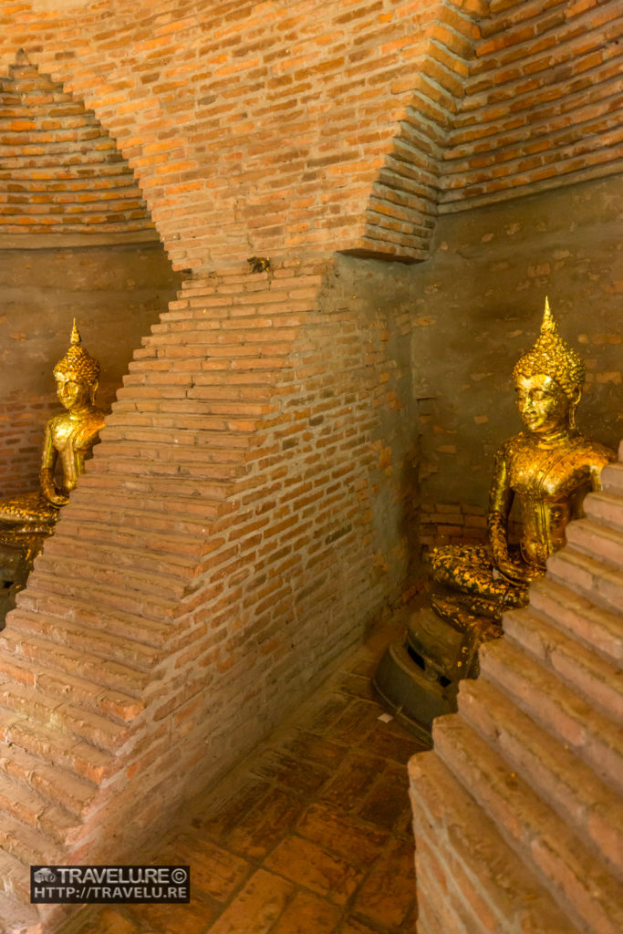 Golden Buddha statues in the sanctum sanctorum of Wat Yai Chai Mongkhon. - Travelure ©