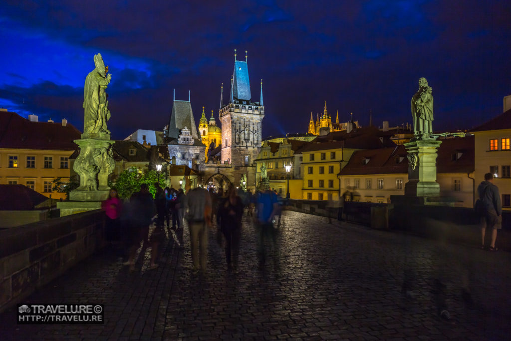 Art by night on Charles Bridge - Travelure ©