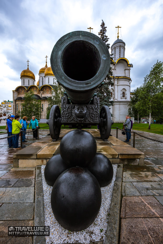 Tsar cannon and the cannon balls - Travelure ©