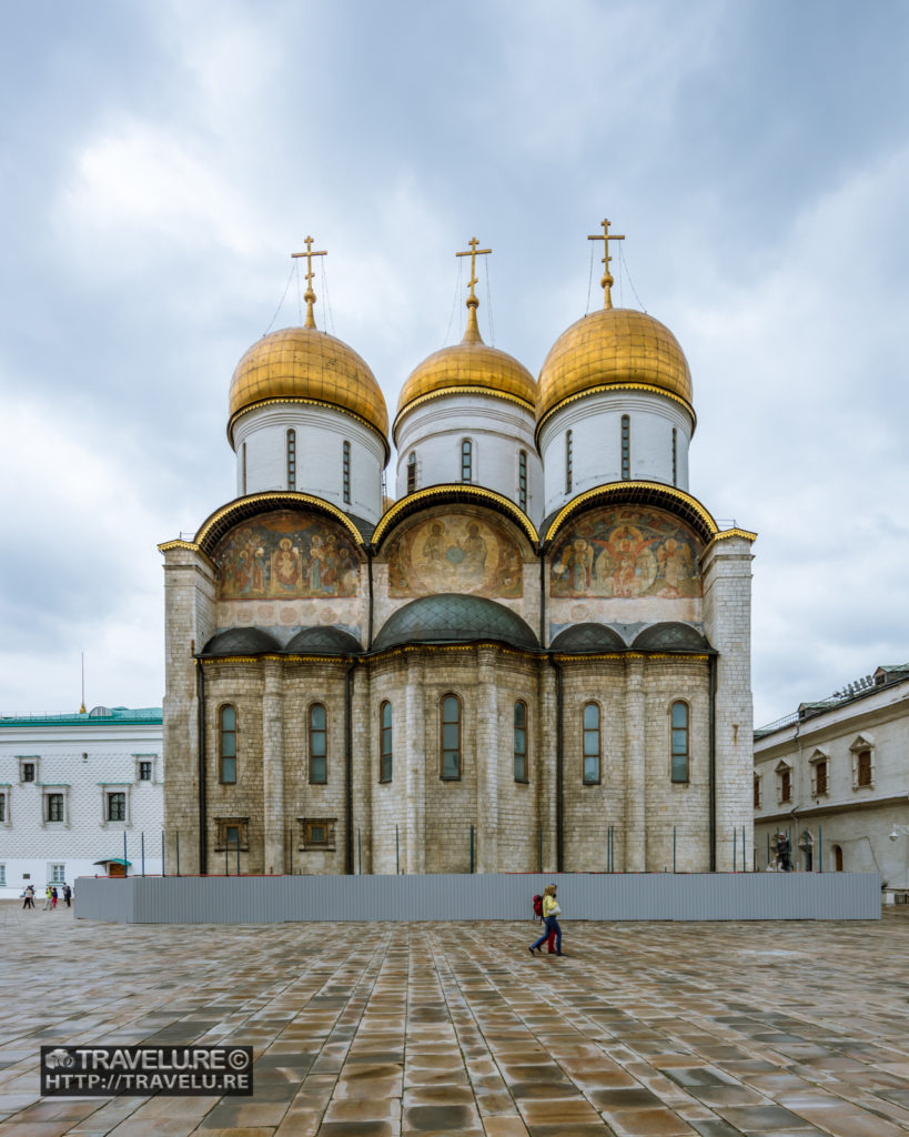 Three golden domes of the Assumption Cathedral - Travelure ©