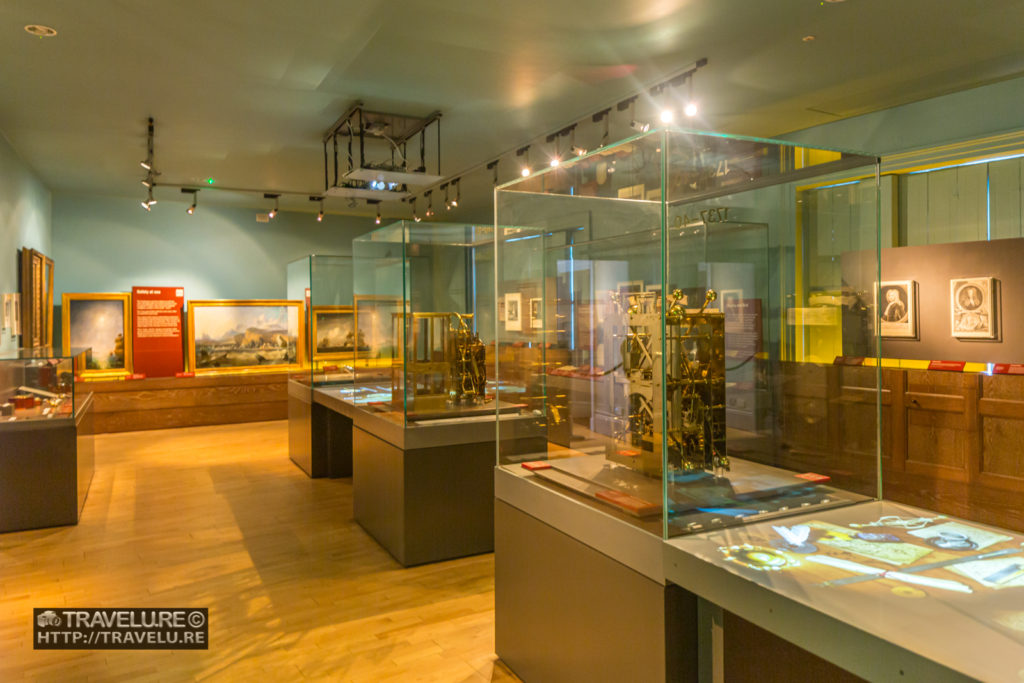 Assorted equipment used over the centuries to arrive at precise longitudes and time zones, exhibited in the Flamsteed House - Travelure ©