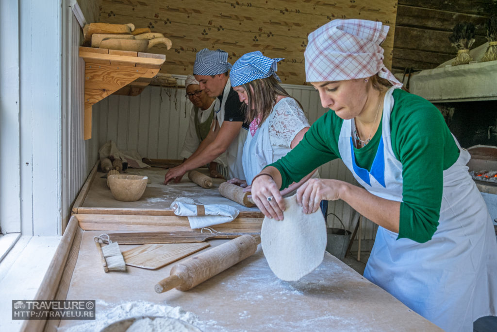 Travellers often bake their own bread, an activity that we also engaged in - Travelure ©