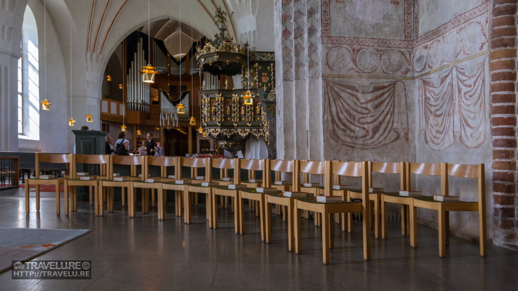 Pews arranged inside the magnificent Nederluleå Church - Travelure ©