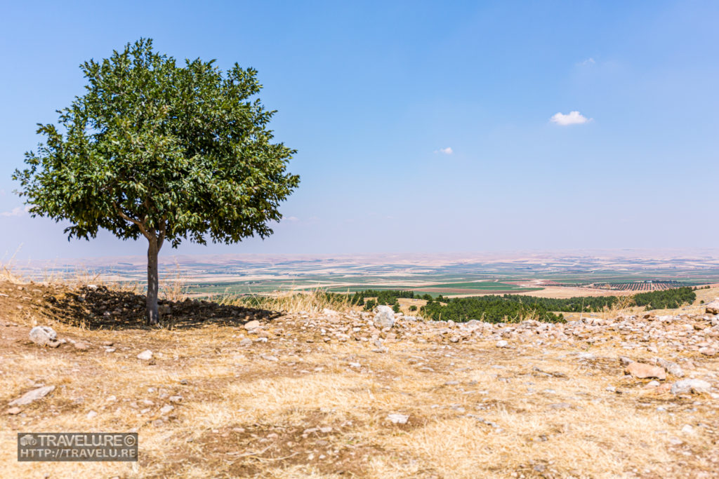 Gobekli Tepe is located on a flat, barren plateau - Travelure ©