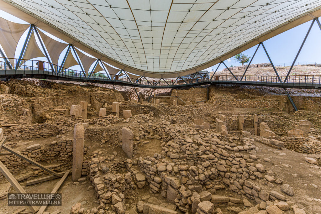 A UFO-shaped canopy covers the excavated site - Travelure ©