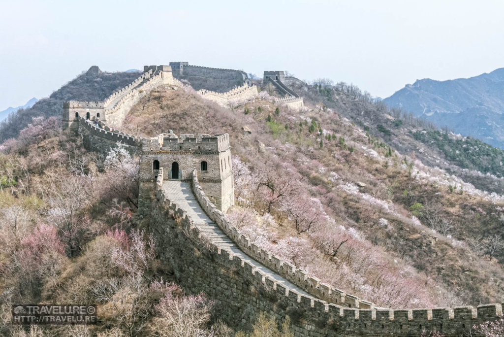 Up and down it goes - The Great Wall of China - Travelure ©