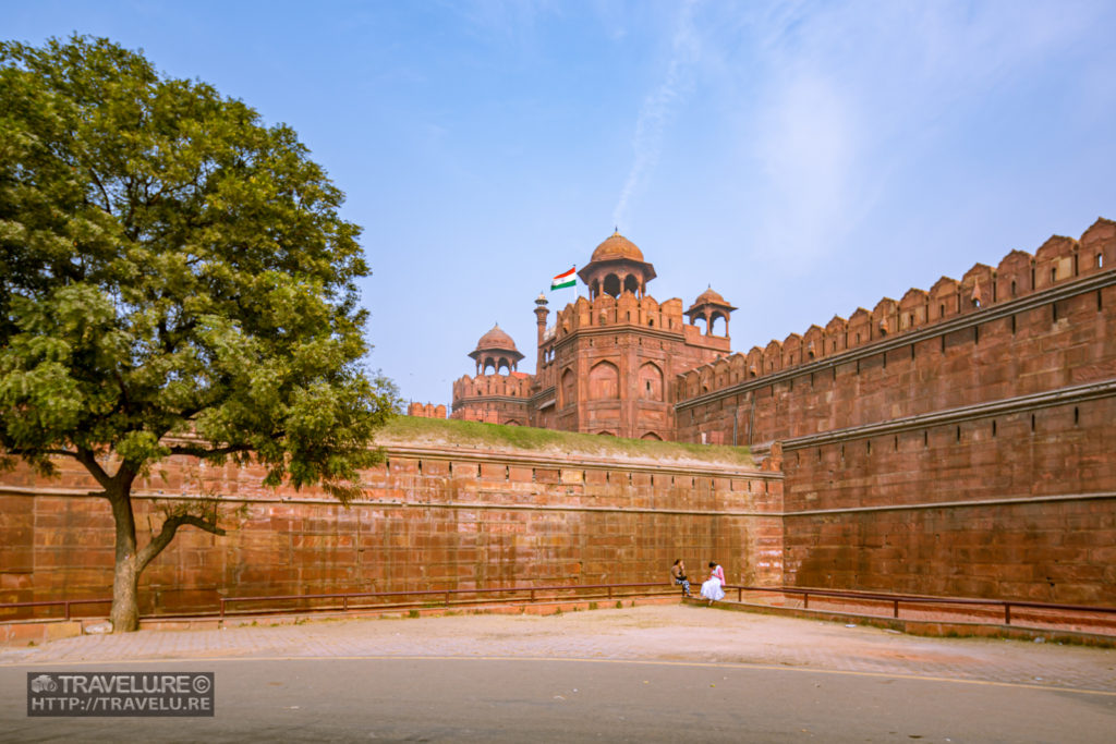 Distinctive red wall and ramparts of the Fort - Travelure ©