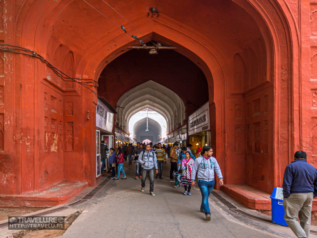 Chhatta Chowk or Meena Bazaar lays within as you enter from Lahore Gate - Travelure ©