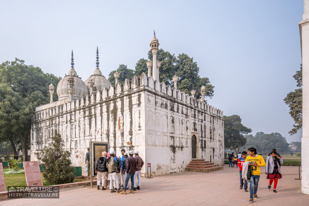 Moti Masjid (Pearl Mosque) was built by Aurangzeb in 1660 CE - Travelure ©