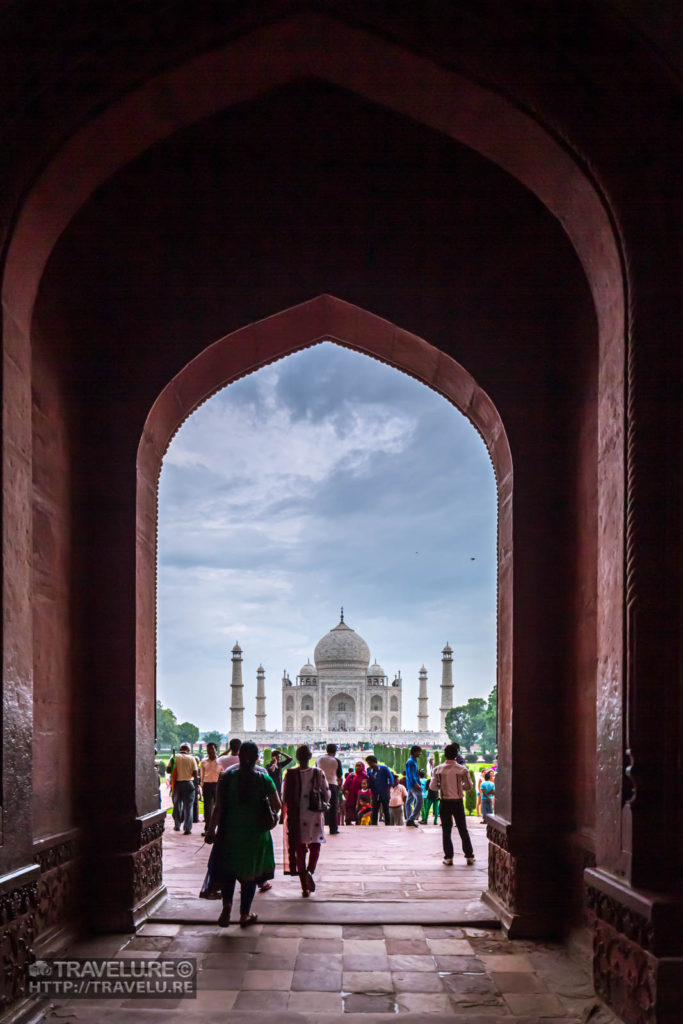 Taj Mahal as you enter from Darwaza-i-rauza - Travelure ©