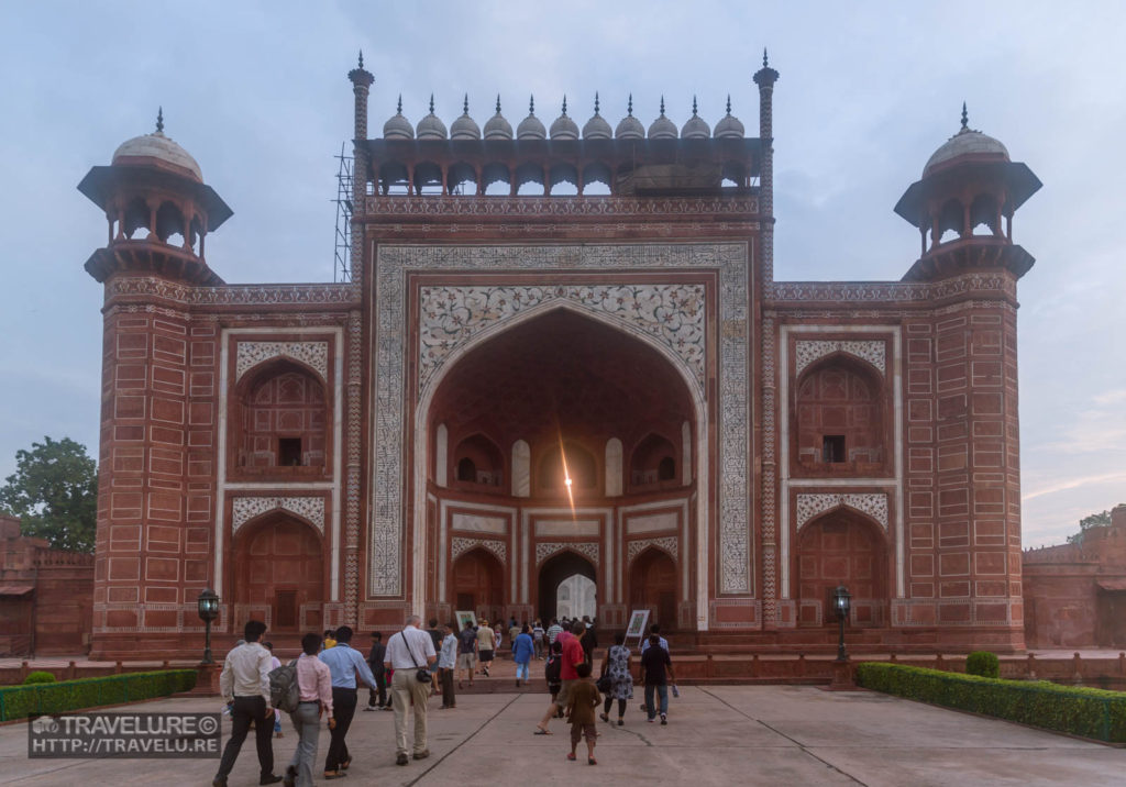 Darwaza-i-rauza, the grand entrance to the Taj Complex - Travelure ©