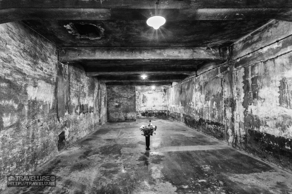 Floral homage inside one of the 6 gas chambers at Auschwitz - Travelure ©