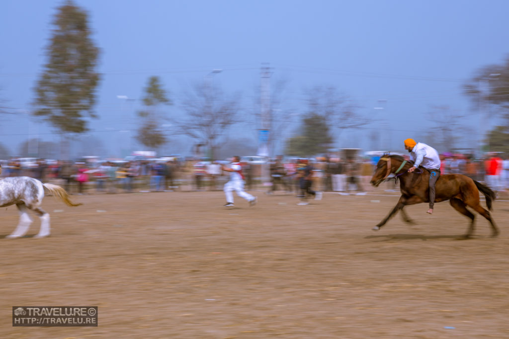 Use of slow shutter speed and panning to capture speed - Travelure ©