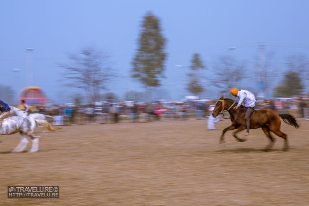 Use of slow shutter speed and panning to capture speed - Travelure ©