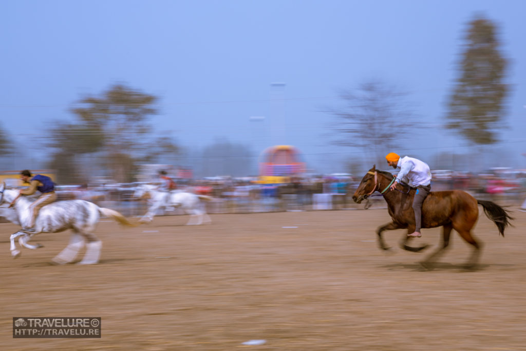 Use of slow shutter speed and panning to capture speed - Travelure ©