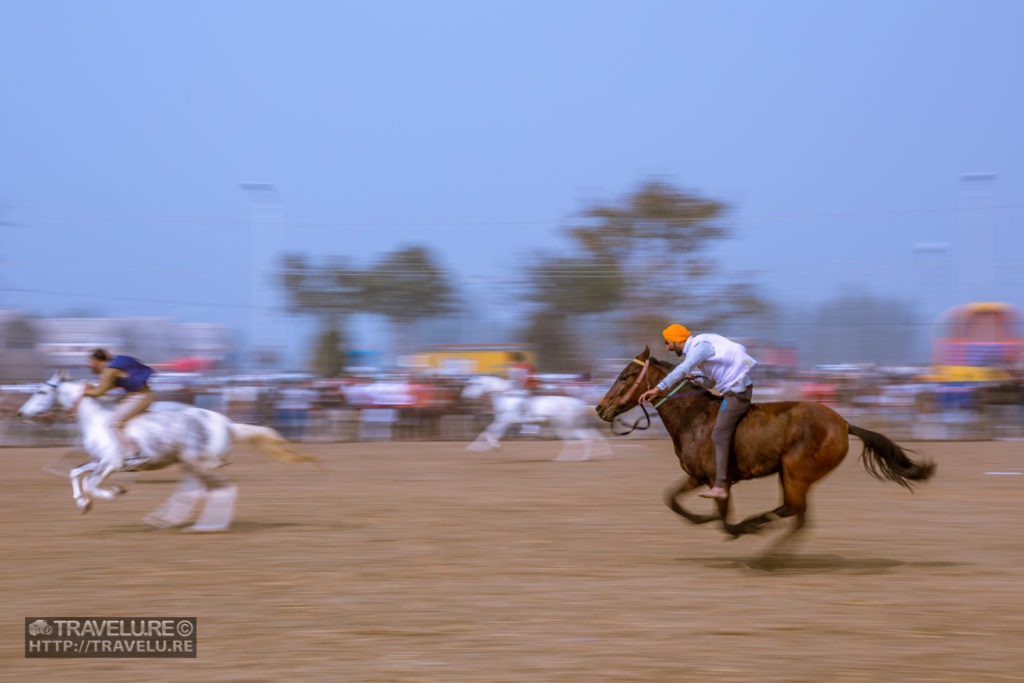 Use of slow shutter speed and panning to capture speed - Travelure ©